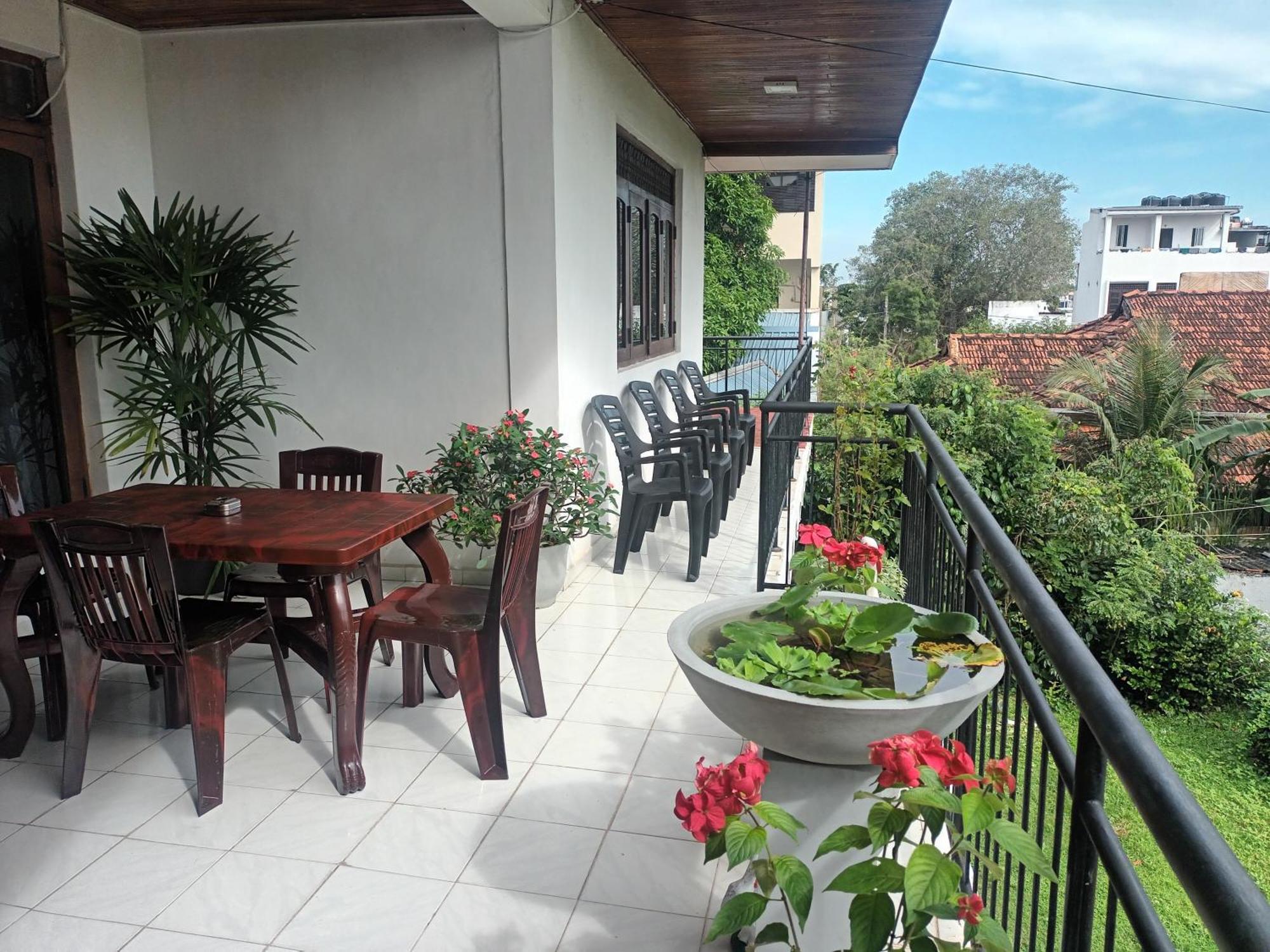 Lovely Flowers In Mount Lavinia Dehiwala-Mount Lavinia Bagian luar foto